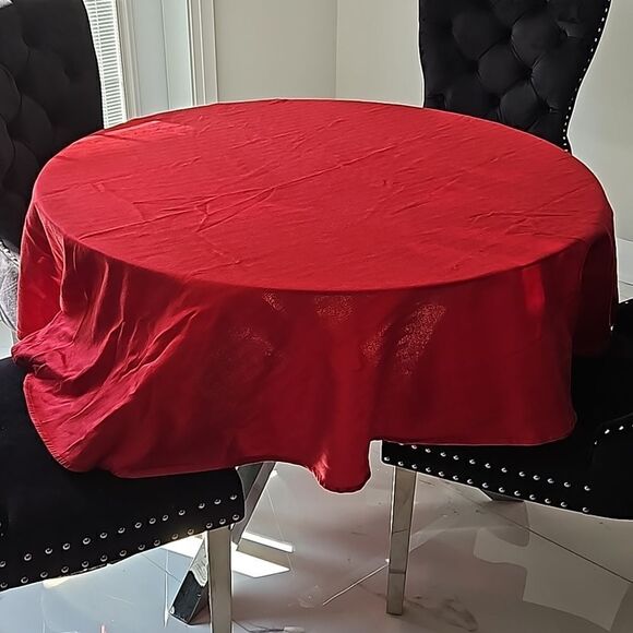 Tablecloth Sitting For 4, Round 70" Cherry Red - Picture 3 of 15